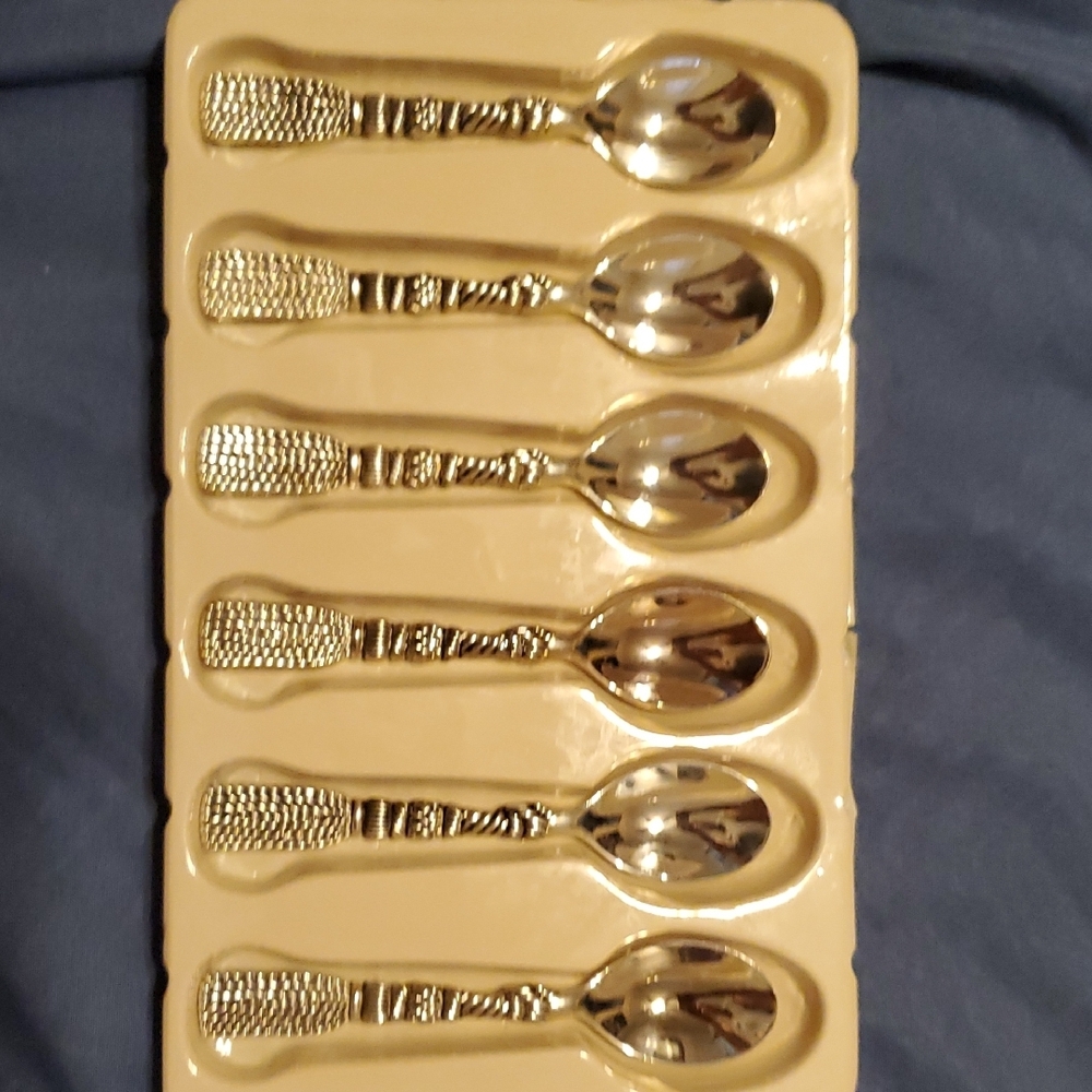 Sophisticated Silver Flatware Set with Ornate Design - Picture 6 of 6